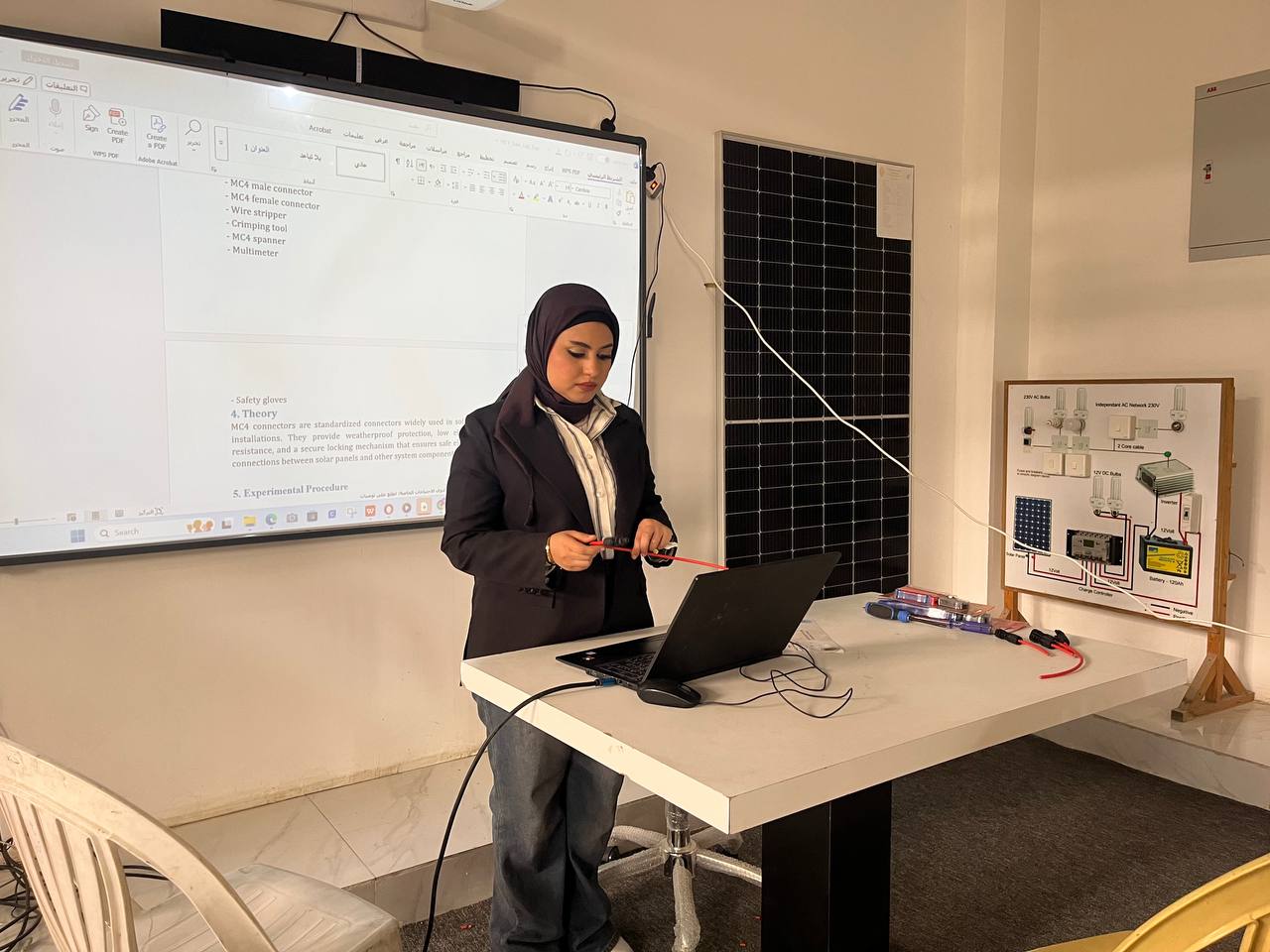 طلبة هندسة الكهرباء في جامعة المستقبل يجرون تجربة عملية حول تركيب موصلات (MC4) في أنظمة الطاقة الشمسية