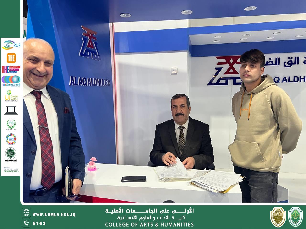 معاون العميد للشؤون العلمية يلتقي بالمساعد العلمي للجامعة خلال جولته التفقدية للتسجيل