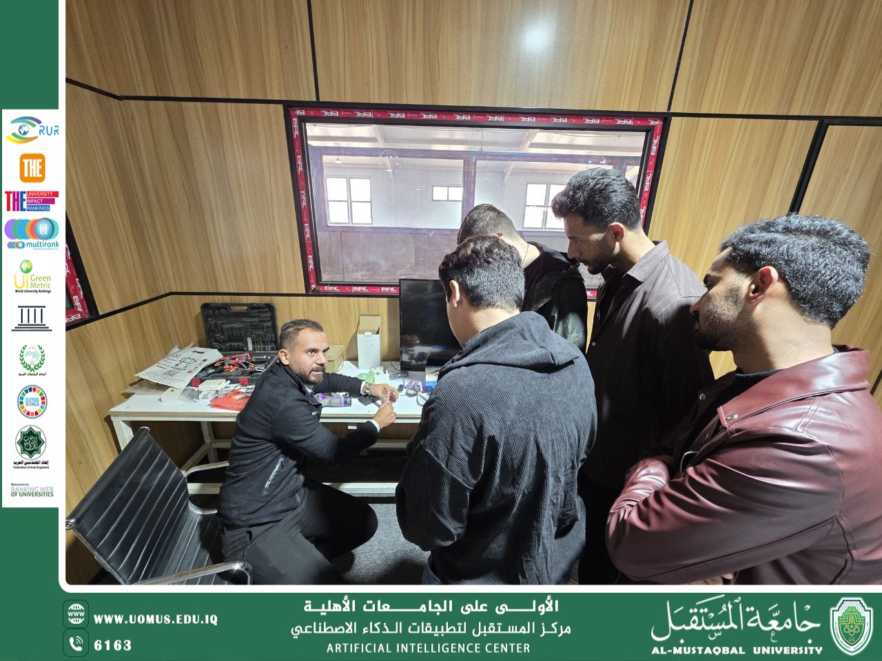 استكمال جلسة أ.د. نضال العبادي… المهندس محمد سعد يدرّب طلبة الأجهزة الطبية على الجانب العملي لمشروع الماسك الذكي