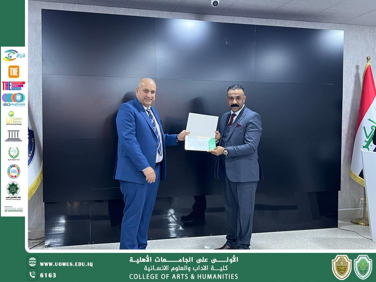 معاون العميد للشؤون العلمية يكرّم الطلبة المتميزين في قسم الإعلام