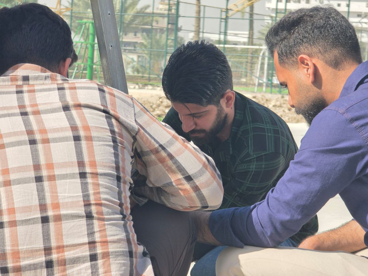 مركز المستقبل لبحوث الطاقة يتابع مشروعاً طلابياً لتقييم أداء الألواح الكهروضوئية