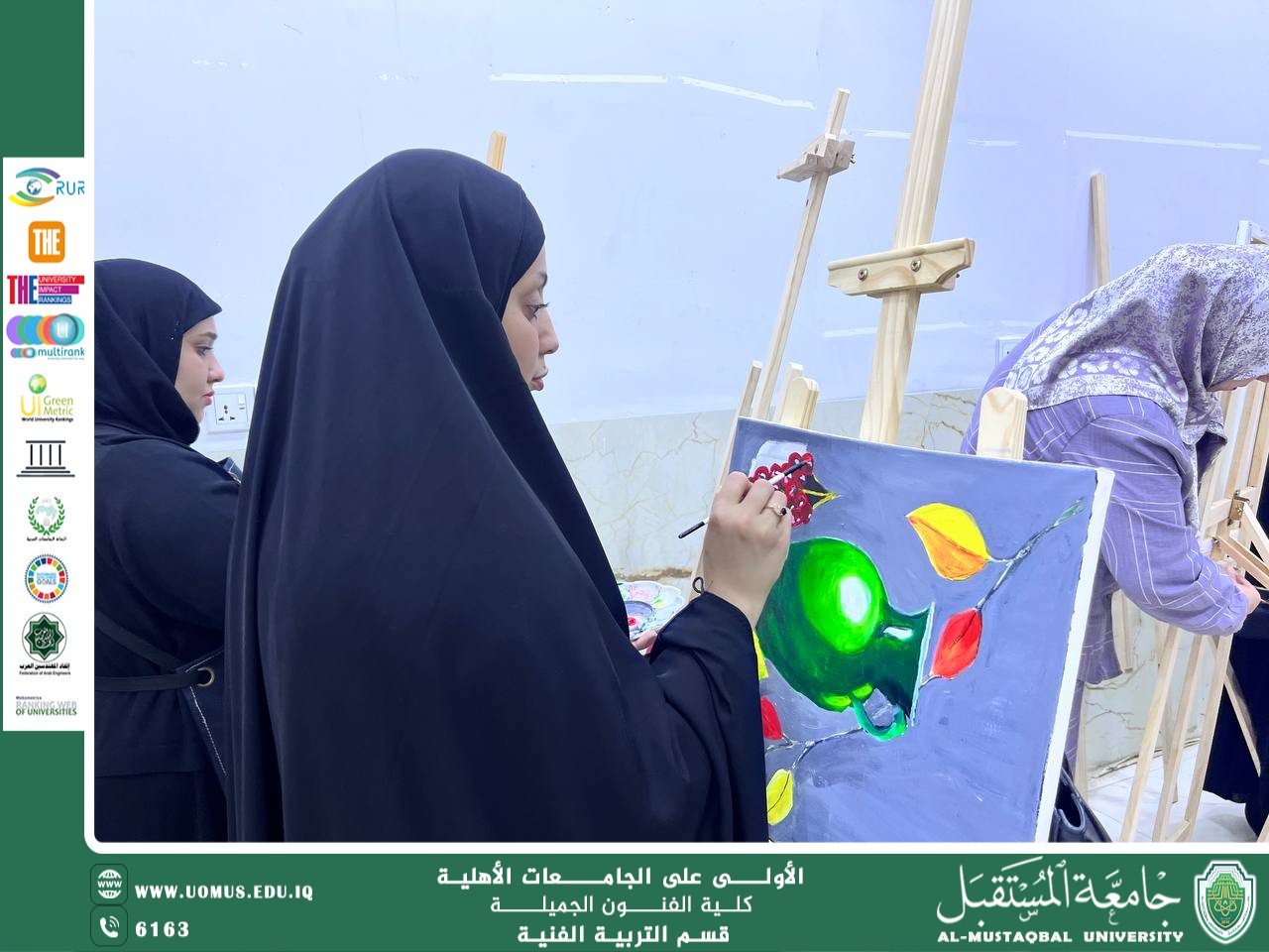 محاضرة تطبيقية في مادة الألوان لطلبة المرحلة الثانية بقسم التربية الفنية.