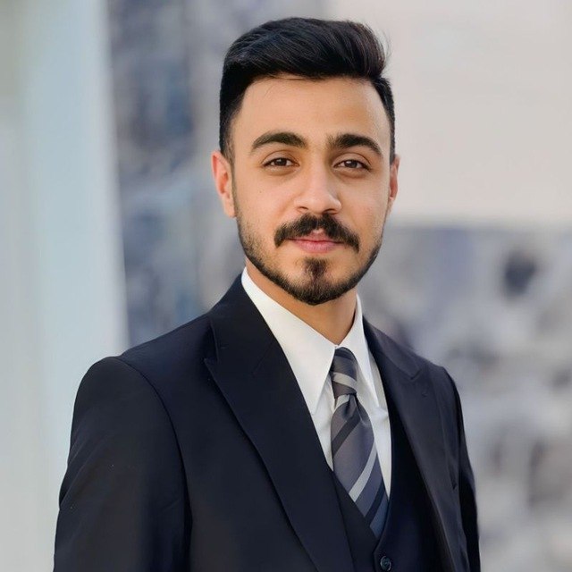 الموظف والمعيد يتولى تنفيذ المهام الإدارية اليومية ودعم العمل الأكاديمي من خلال المساعدة في التدريس والإشراف وتنظيم شؤون الطلبة، بما يضمن كفاءة سير العمل وتعزيز العملية التعليمية.