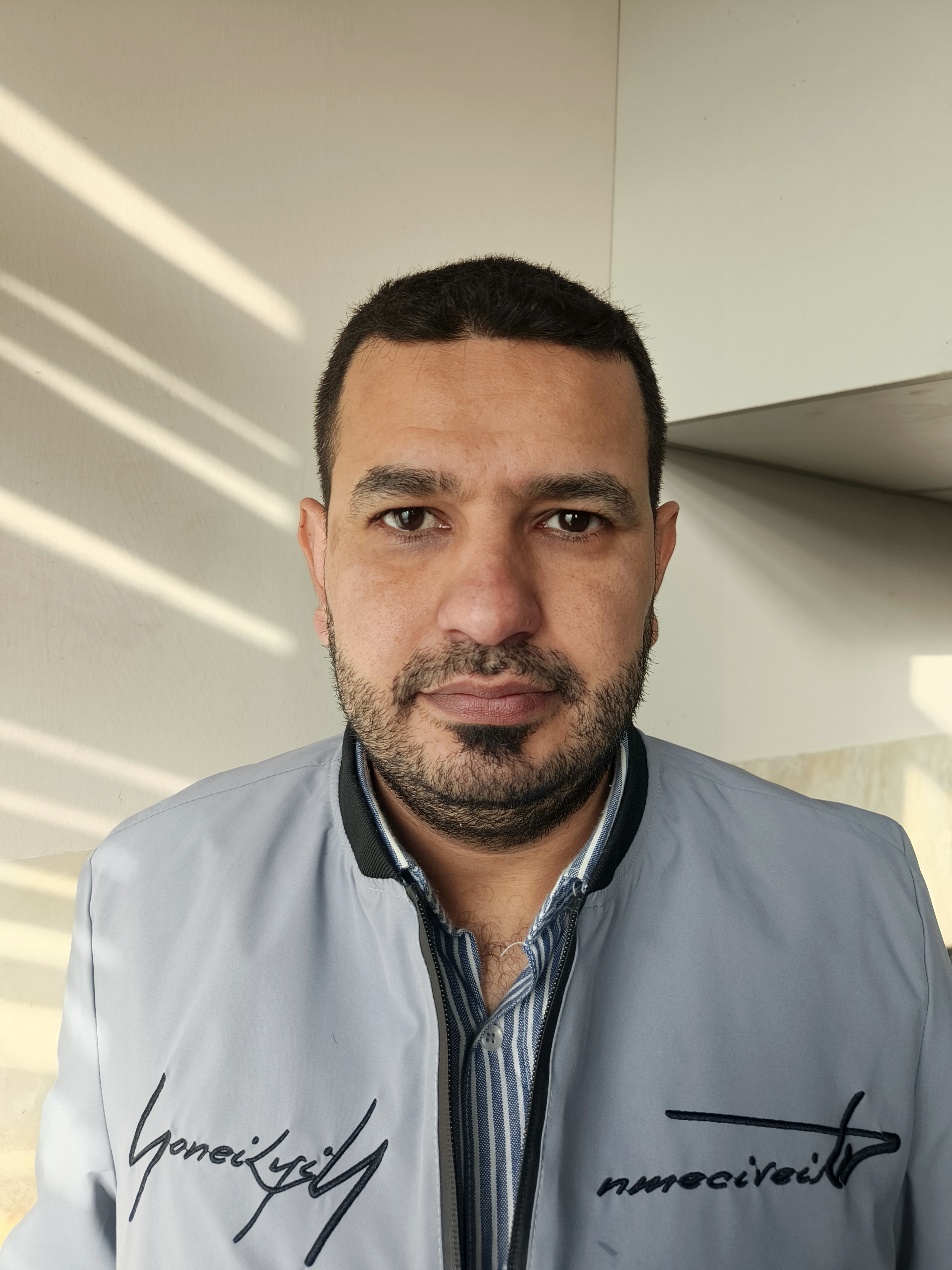 الموظف والمعيد يتولى تنفيذ المهام الإدارية اليومية ودعم العمل الأكاديمي من خلال المساعدة في التدريس والإشراف وتنظيم شؤون الطلبة، بما يضمن كفاءة سير العمل وتعزيز العملية التعليمية.