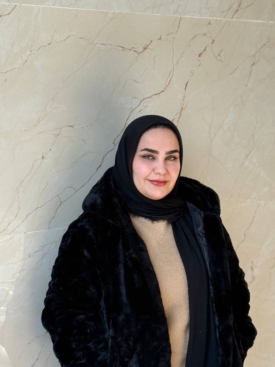 الموظف والمعيد يتولى تنفيذ المهام الإدارية اليومية ودعم العمل الأكاديمي من خلال المساعدة في التدريس والإشراف وتنظيم شؤون الطلبة، بما يضمن كفاءة سير العمل وتعزيز العملية التعليمية.