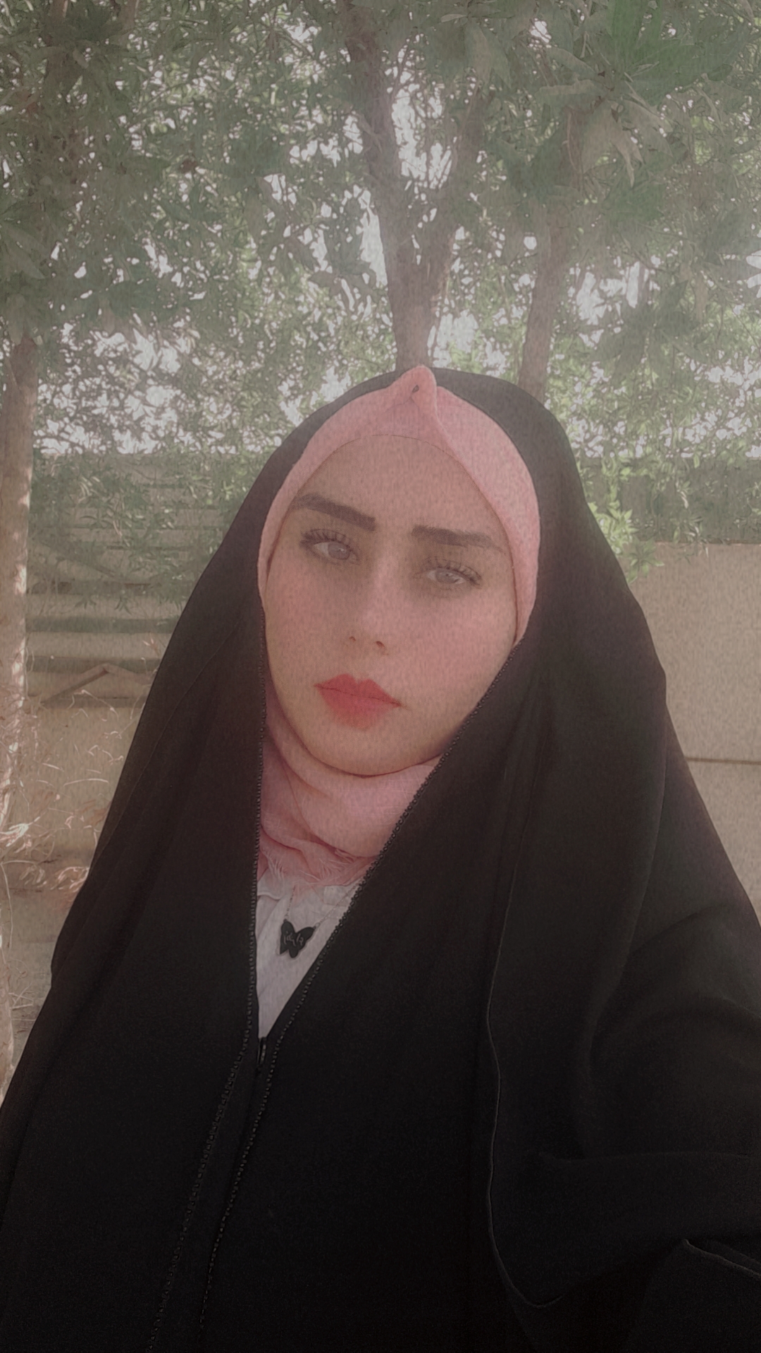 الموظف والمعيد يتولى تنفيذ المهام الإدارية اليومية ودعم العمل الأكاديمي من خلال المساعدة في التدريس والإشراف وتنظيم شؤون الطلبة، بما يضمن كفاءة سير العمل وتعزيز العملية التعليمية.