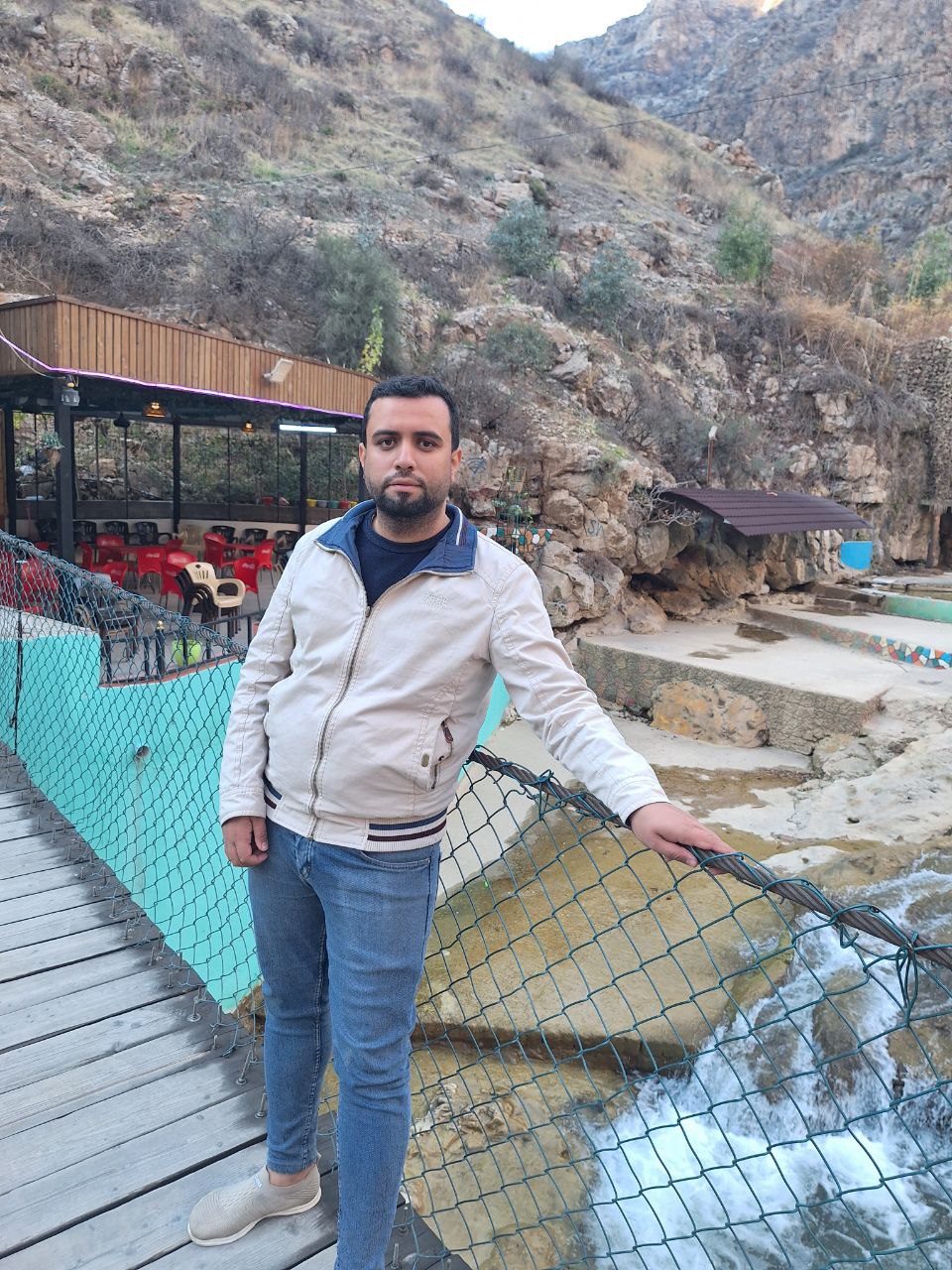 اداري في عمادة الكلية 